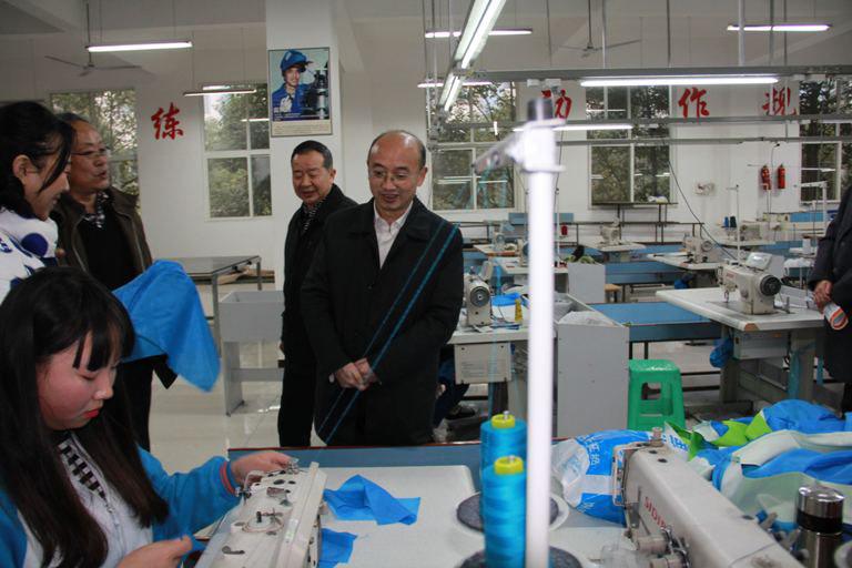 职成处蔡存明处长检查服装厂