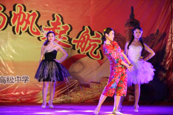 T台秀《山妞与模特》1.JPG