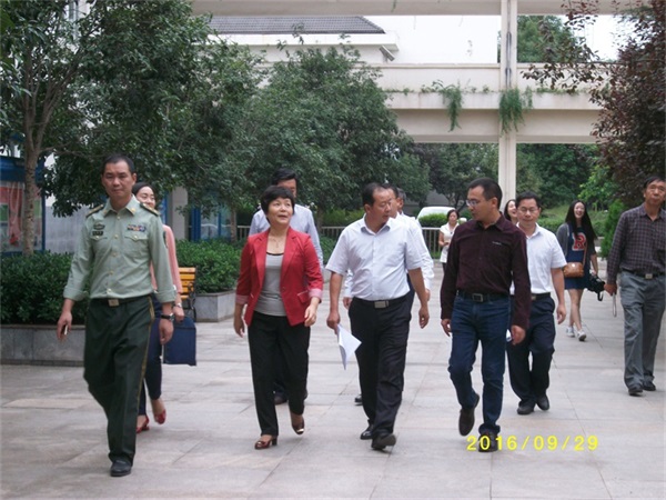 吴市长一行进行校园检查1.jpg